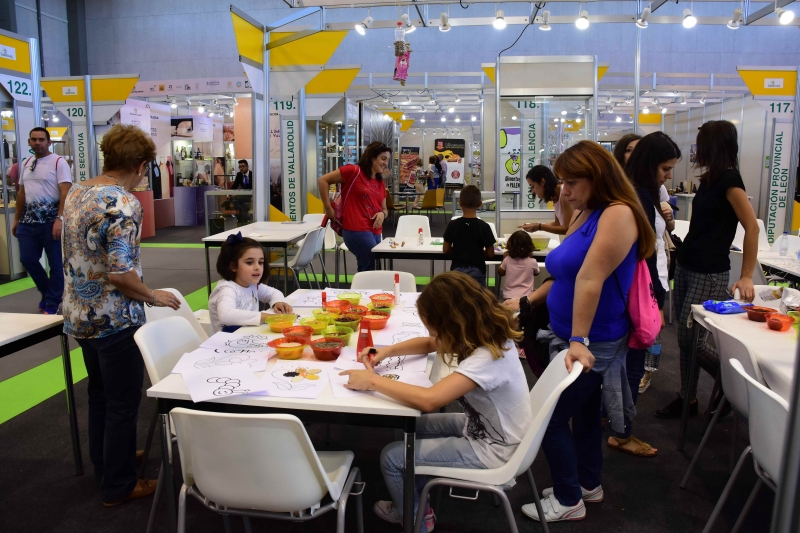 Varios niños en el taller de semillas.